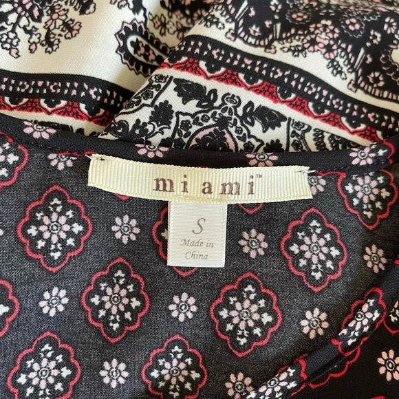 Francesca’s Miami Black & Red Boho Printed Bell Sleeve Blouse Small Women’s - Picture 8 of 10